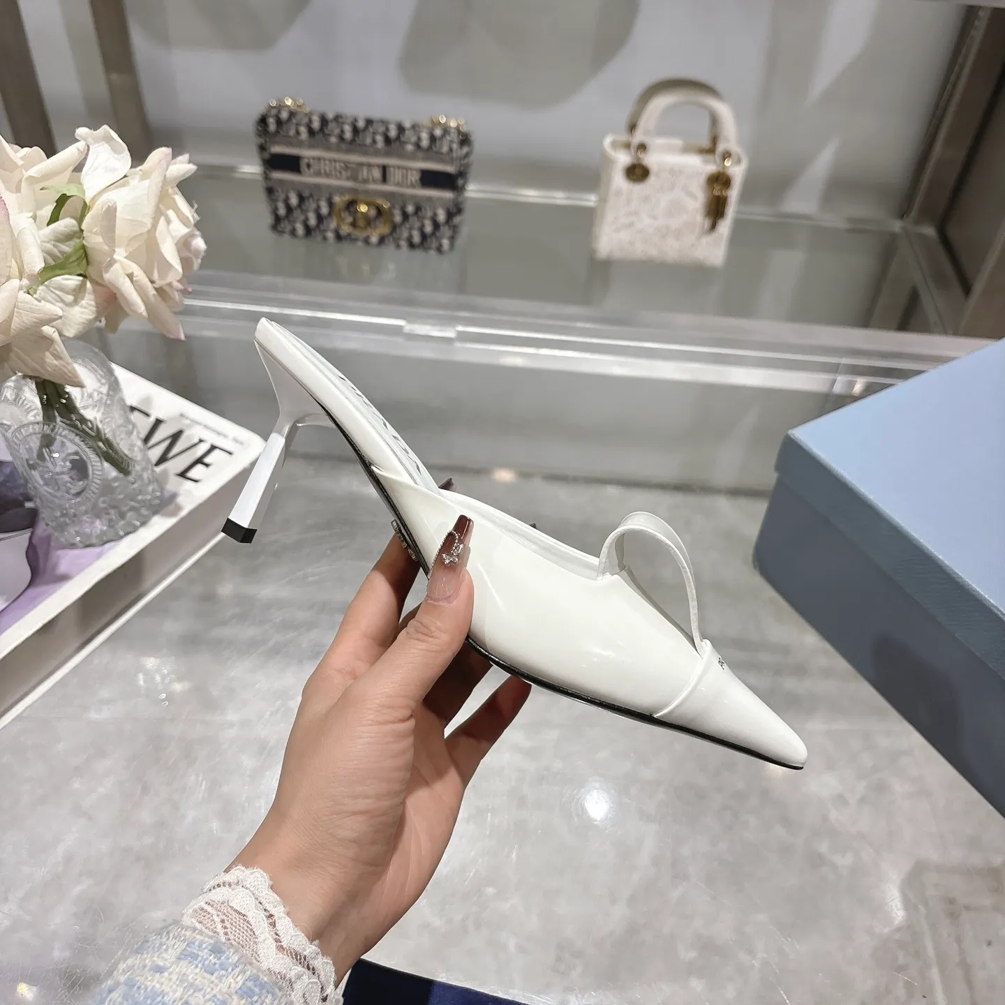 👟👟Ex-factory price 540👟👟 High version ex-factory PRADA* Prada 25ss spring and summer new Mary Jane pointed-toe high-heeled shoes fashion shoes. Purchased from the original version and developed 1:1, perfect details, comfortable on the feet, can be matched with beautiful spring and summer clothes, exquisite and durable 🤩 ✔Upper: original open-edge beaded cowhide ✔Inner: sheepskin ✔Outsole: Italian genuine leather outsole ✔Heel height: 5.5cm, 7.5cm ✔Number of yards: 35-40 (41 customized, non-refundable) ✔Packaging: Original full set of packaging